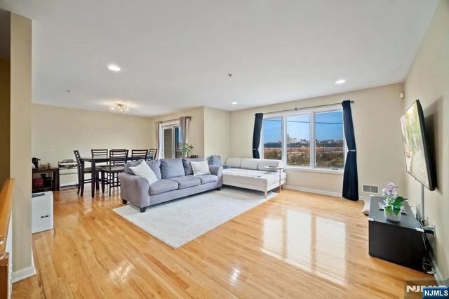 9 Legend Hills Drive, Edgewater, NJ 07020