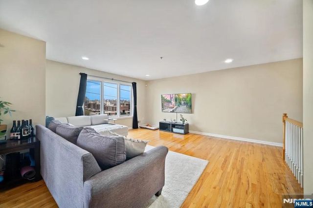 9 Legend Hills Drive, Edgewater, NJ 07020