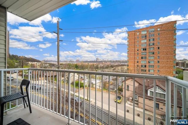 9 Legend Hills Drive, Edgewater, NJ 07020