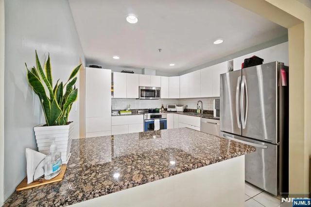 9 Legend Hills Drive, Edgewater, NJ 07020