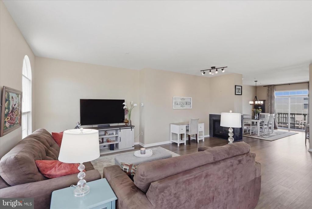Image 11 of property listing at 322 E WAINSCOT DR, New Market, MD 21774