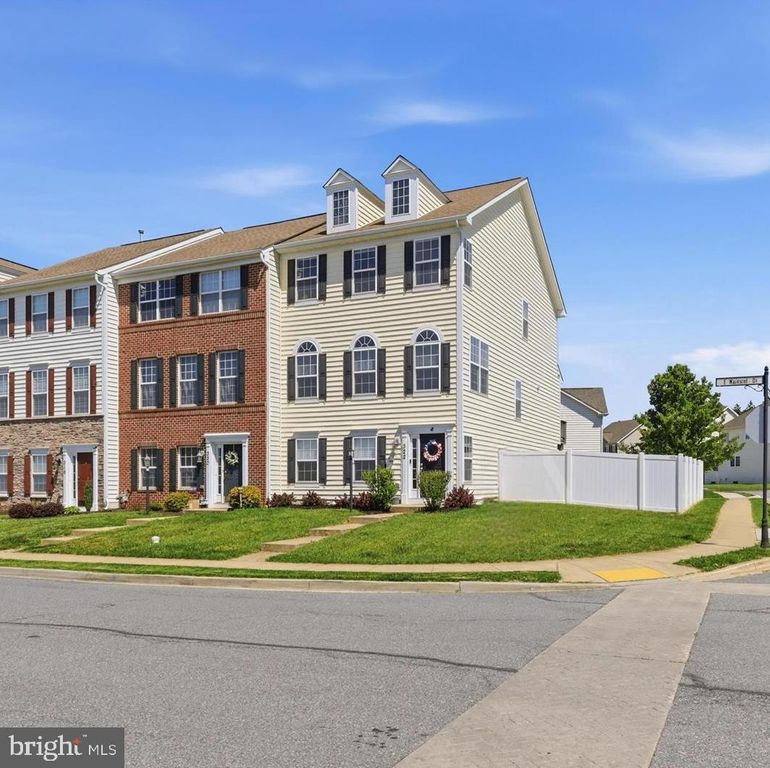 Image 2 of property listing at 322 E WAINSCOT DR, New Market, MD 21774