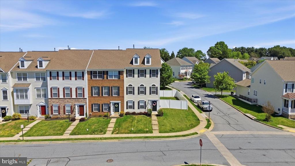 Image 3 of property listing at 322 E WAINSCOT DR, New Market, MD 21774