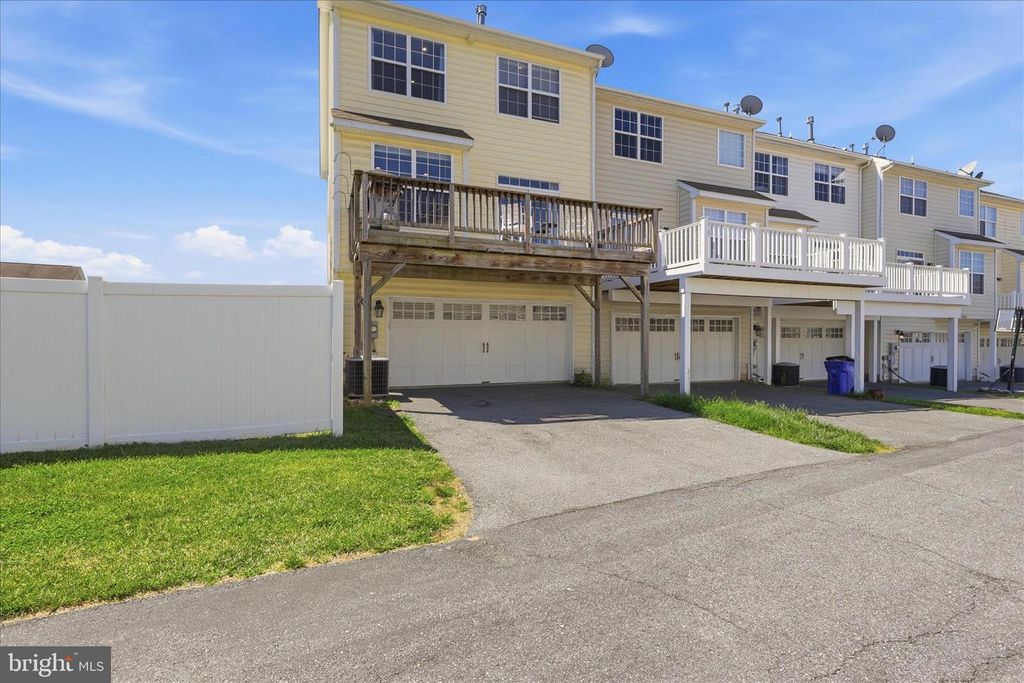 Image 33 of property listing at 322 E WAINSCOT DR, New Market, MD 21774