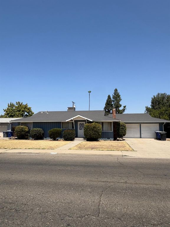 Image 2 of property listing at 2106 5th Street, Sanger, CA 93657