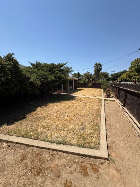 Image 23 of property listing at 2106 5th Street, Sanger, CA 93657