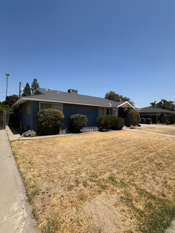 Image 3 of property listing at 2106 5th Street, Sanger, CA 93657