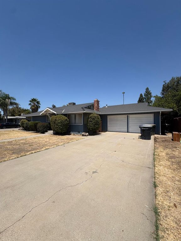 Image 4 of property listing at 2106 5th Street, Sanger, CA 93657