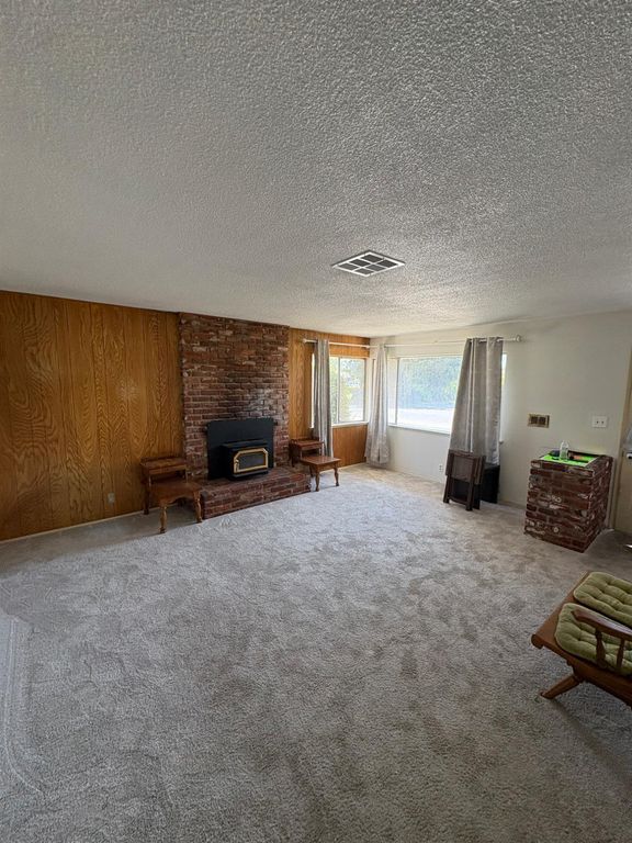 Image 5 of property listing at 2106 5th Street, Sanger, CA 93657