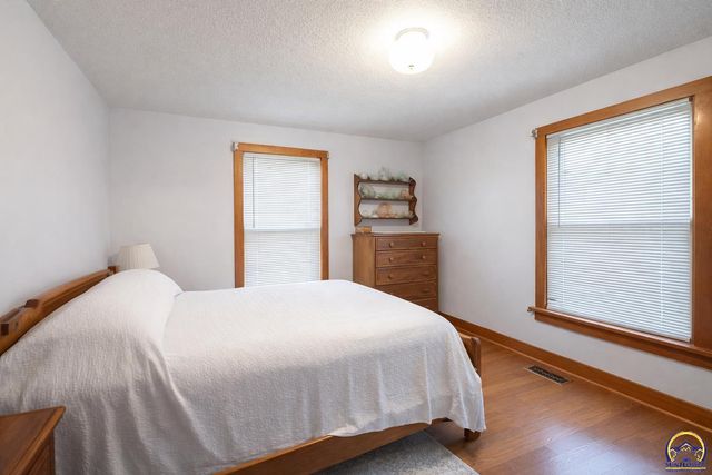 10020 SW Kingston RD, Wakarusa, KS 66546