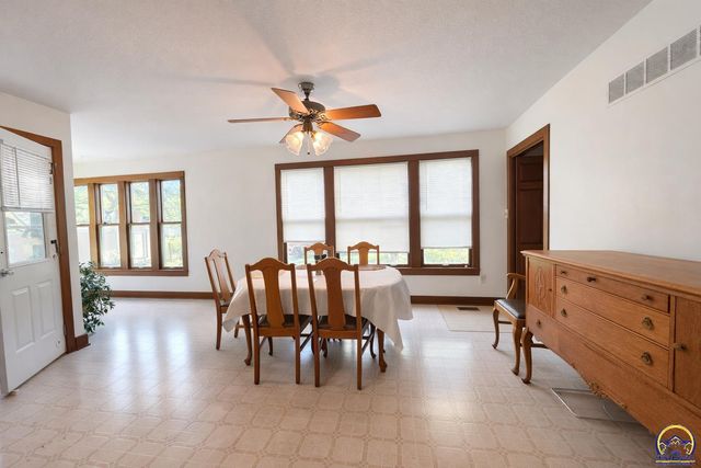 10020 SW Kingston RD, Wakarusa, KS 66546