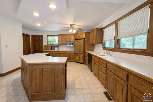 10020 SW Kingston RD, Wakarusa, KS 66546