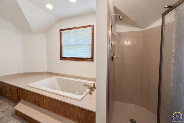 10020 SW Kingston RD, Wakarusa, KS 66546