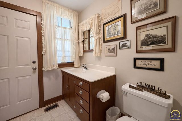 10020 SW Kingston RD, Wakarusa, KS 66546