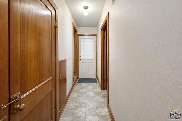 10020 SW Kingston RD, Wakarusa, KS 66546