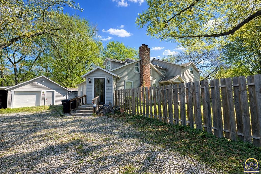 10020 SW Kingston RD, Wakarusa, KS 66546