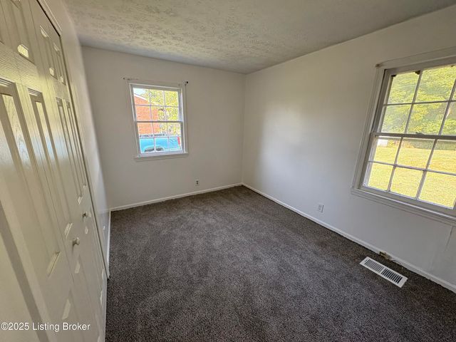 1005 E Mailback Way, Crestwood, KY 40014