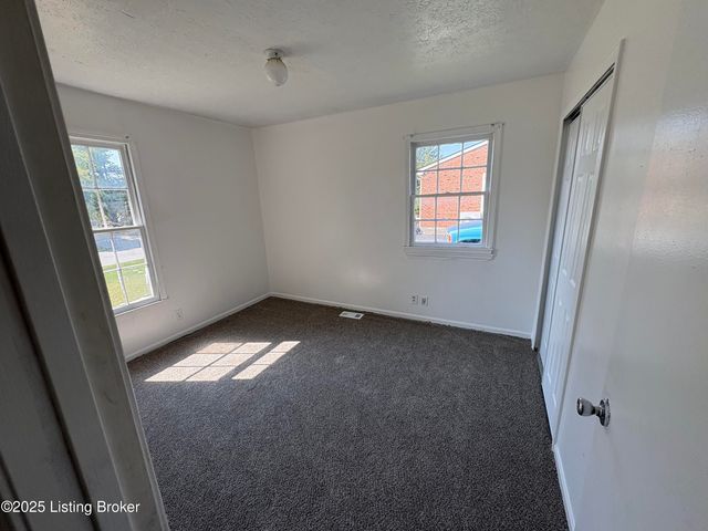 1005 E Mailback Way, Crestwood, KY 40014