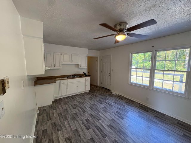 1005 E Mailback Way, Crestwood, KY 40014