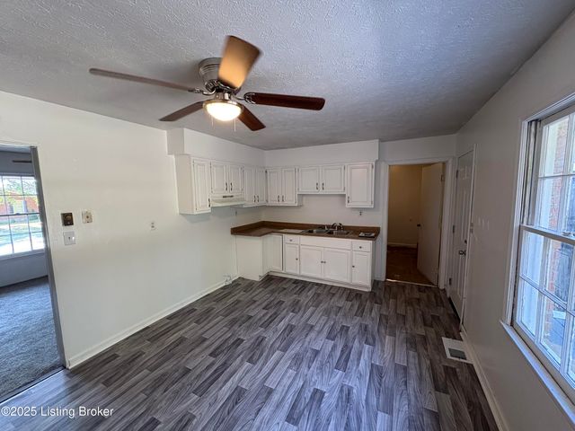 1005 E Mailback Way, Crestwood, KY 40014