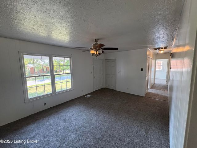 1005 E Mailback Way, Crestwood, KY 40014