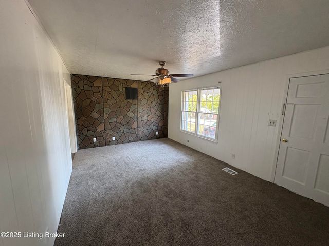 1005 E Mailback Way, Crestwood, KY 40014