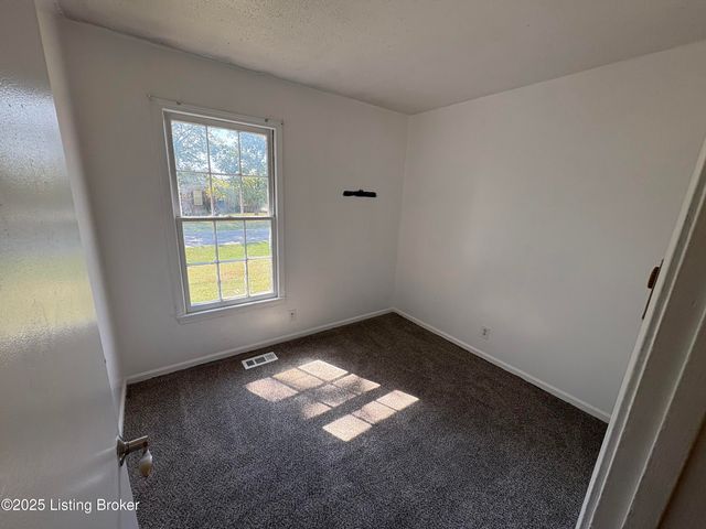 1005 E Mailback Way, Crestwood, KY 40014