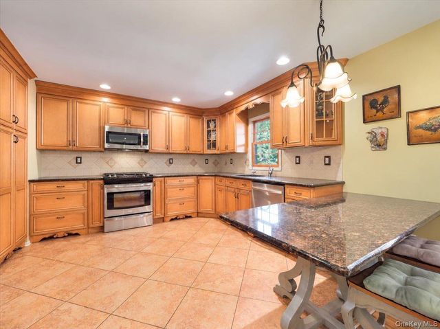 9 Dogwood Lane, Orangeburg, NY 10962