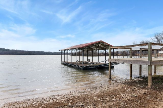 722 Driftwood Dr, Lobelville, TN 37097