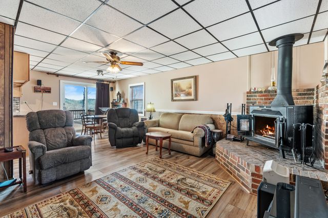 722 Driftwood Dr, Lobelville, TN 37097