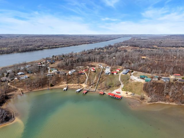 722 Driftwood Dr, Lobelville, TN 37097