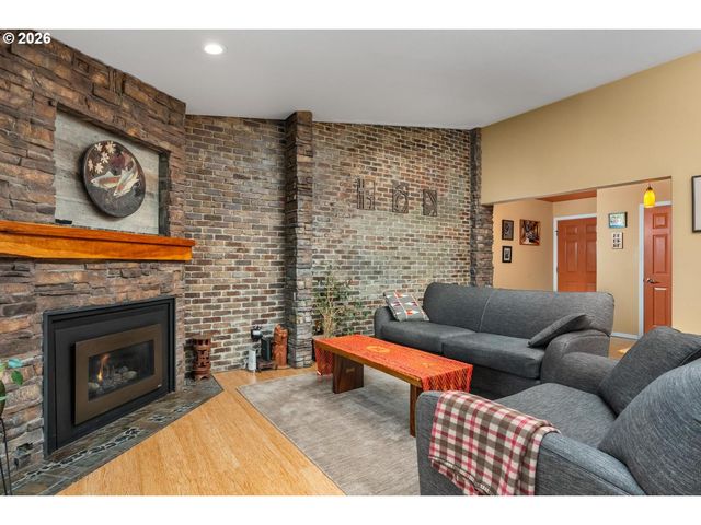 1840 REES HILL Rd 19, Salem, OR 97306