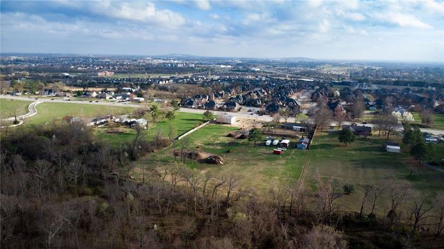 2721 W Perry Road, Rogers, AR 72758