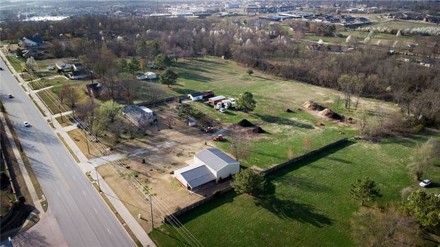 2721 W Perry Road, Rogers, AR 72758