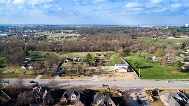 2721 W Perry Road, Rogers, AR 72758
