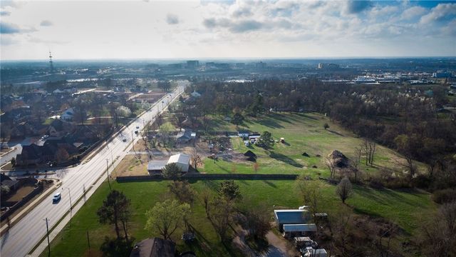 2721 W Perry Road, Rogers, AR 72758