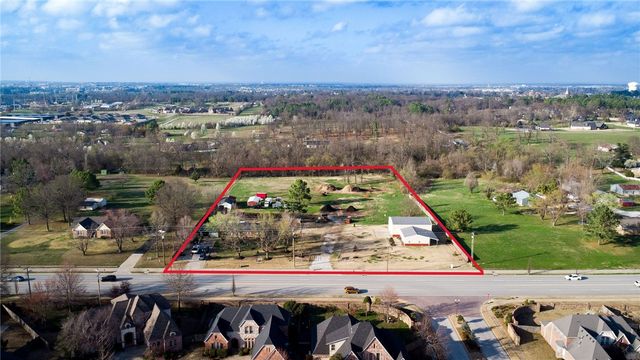 2721 W Perry Road, Rogers, AR 72758