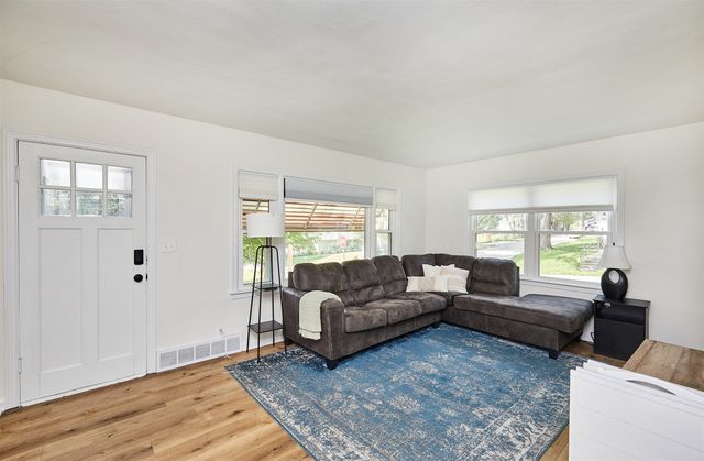 4901 SW 12th Street, Des Moines, IA 50315