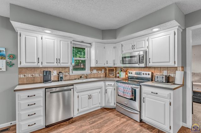 3419 SE Arbor CT, Topeka, KS 66605