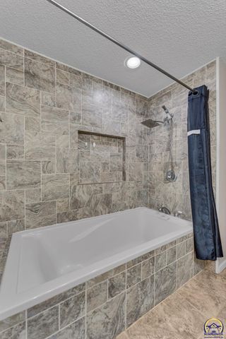 3419 SE Arbor CT, Topeka, KS 66605