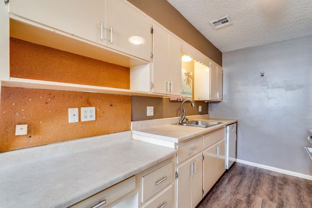 922 N Country Acres, Wichita, KS 67212