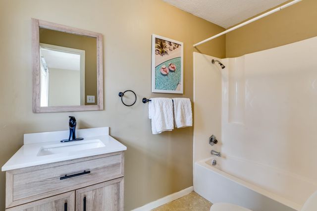 922 N Country Acres, Wichita, KS 67212