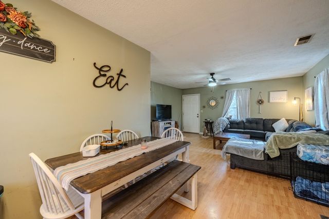 210 WESTWOOD CIR, Selmer, TN 38375