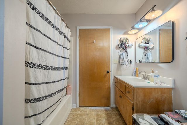 210 WESTWOOD CIR, Selmer, TN 38375