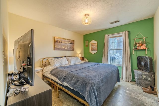 210 WESTWOOD CIR, Selmer, TN 38375