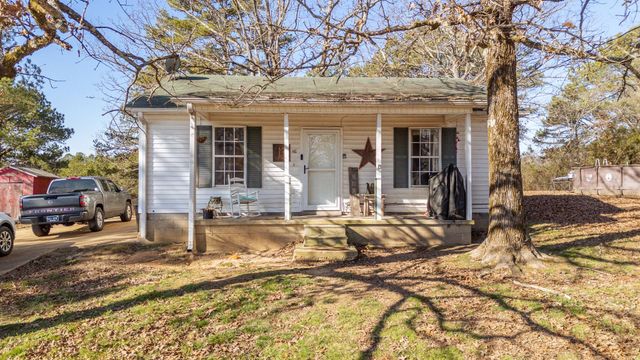 210 WESTWOOD CIR, Selmer, TN 38375