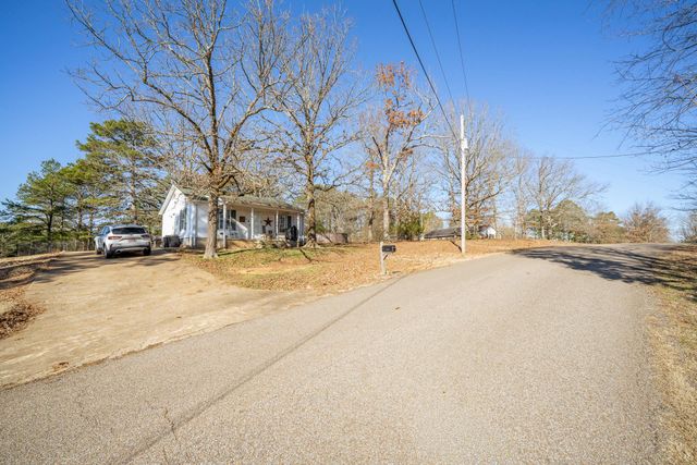 210 WESTWOOD CIR, Selmer, TN 38375