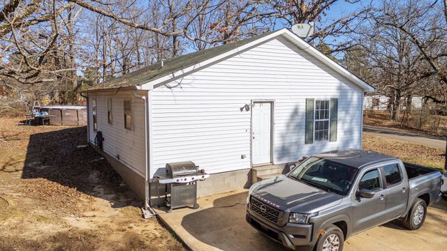 210 WESTWOOD CIR, Selmer, TN 38375