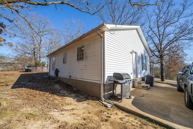 210 WESTWOOD CIR, Selmer, TN 38375