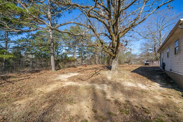 210 WESTWOOD CIR, Selmer, TN 38375